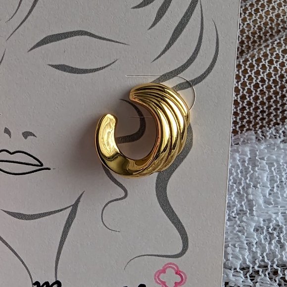 Vintage Monet Gold-tone half swirl stud pierced earrings - Picture 2 of 7